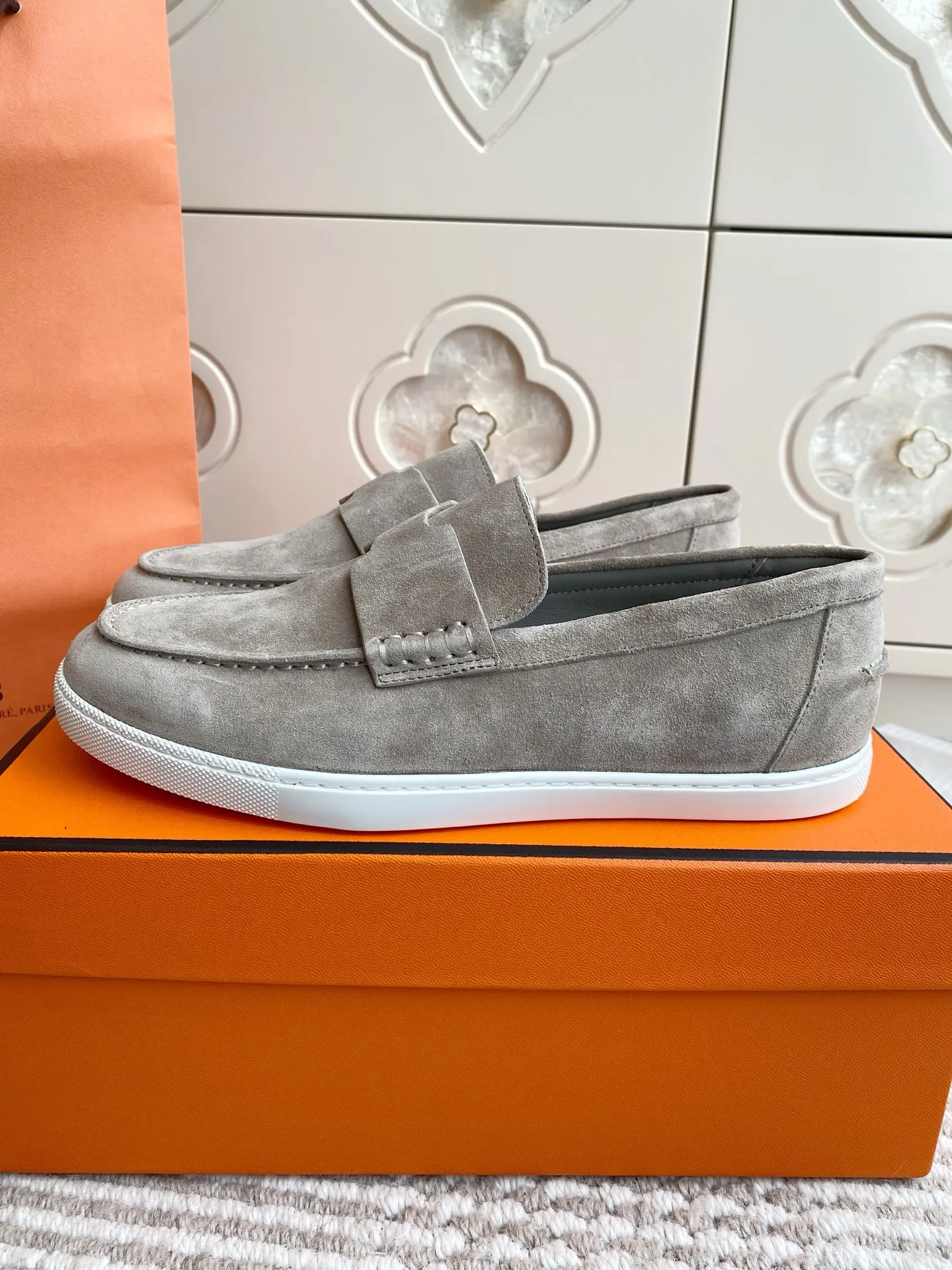 p560✨Hermes Couple Loafers｜Walking in the urban high-end, easily wearing Hermès temperament✨Who says luxury and comfort can’t have both?  This pair of H’s classic loafers really does it!  ▪️"Customized imported Yangjing fabric" is soft and delicate ▪️"Full sheepskin lining" + "soft-soled shoes" design. Your feet will be healed the moment you put them on~ It's like stepping on clouds☁️You won't feel tired after walking all day!  The iconic "H" buckle is low-key and luxurious. It is matched with a rubber outsole. It is lightweight and stylish. Whether you are commuting or shopping, you can easily achieve casual urban style🏙 Can be worn by couples. Full range of sizes, girls 35-41 | boys 39-45. Wear them together when going out. Sweet and high-end💑 Original mold opening. Details are in place. Those who understand will be attracted at a glance ️❤️ #Hermès loafers #coupleshoes #lightweight and versatile shoes